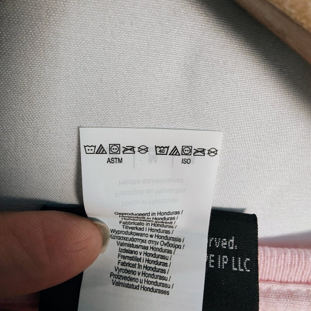 Graceland Women's Medium Elvis Presley 2018 Pink T-Shirt NWOT - Picture 6 of 8